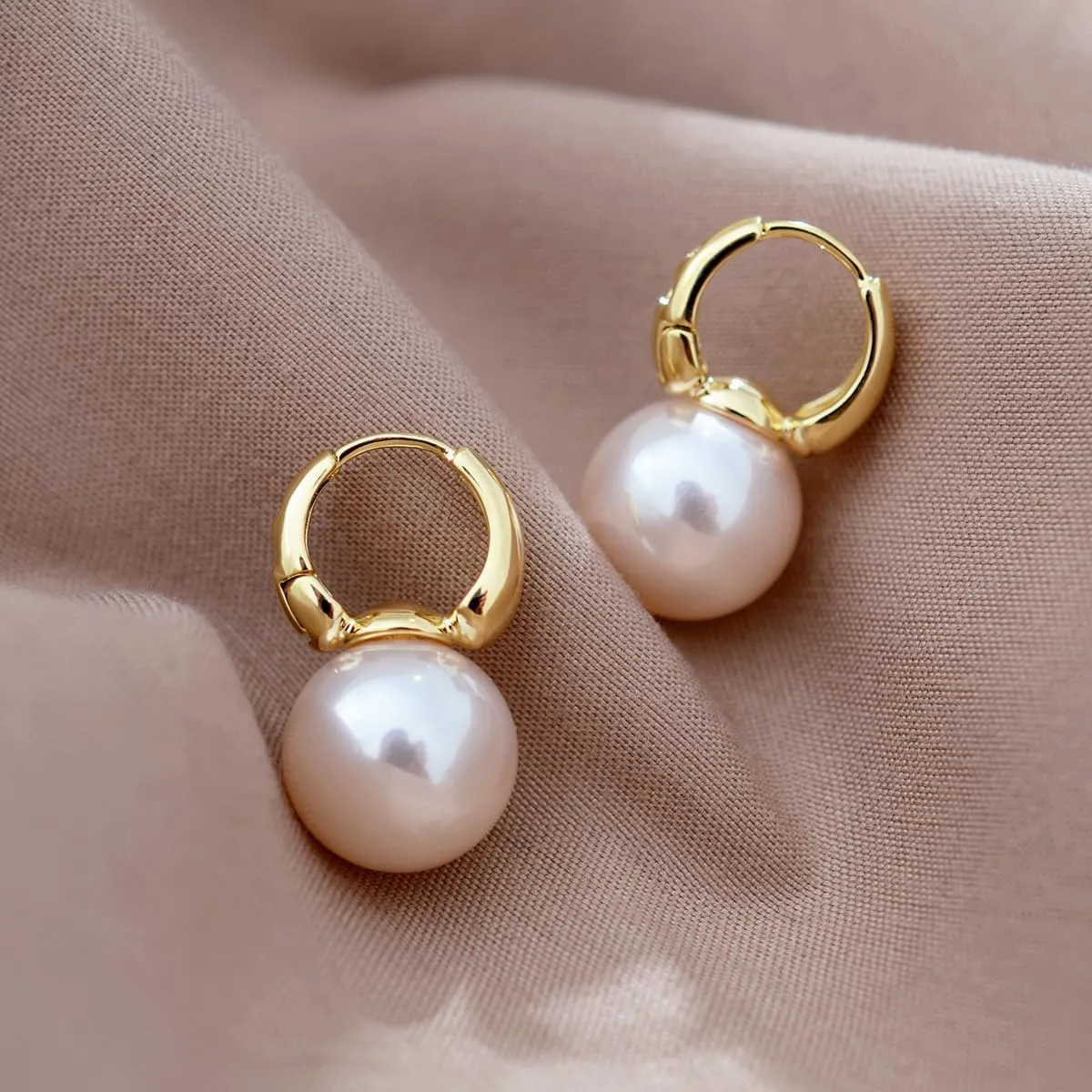 Pearl Earrings for Women Gold Hoop Earrings Trendy Pearl Huggie Earrings Elegant Hypoallergenic Dangle Earrings Wedding Jewelry Gifts for Women